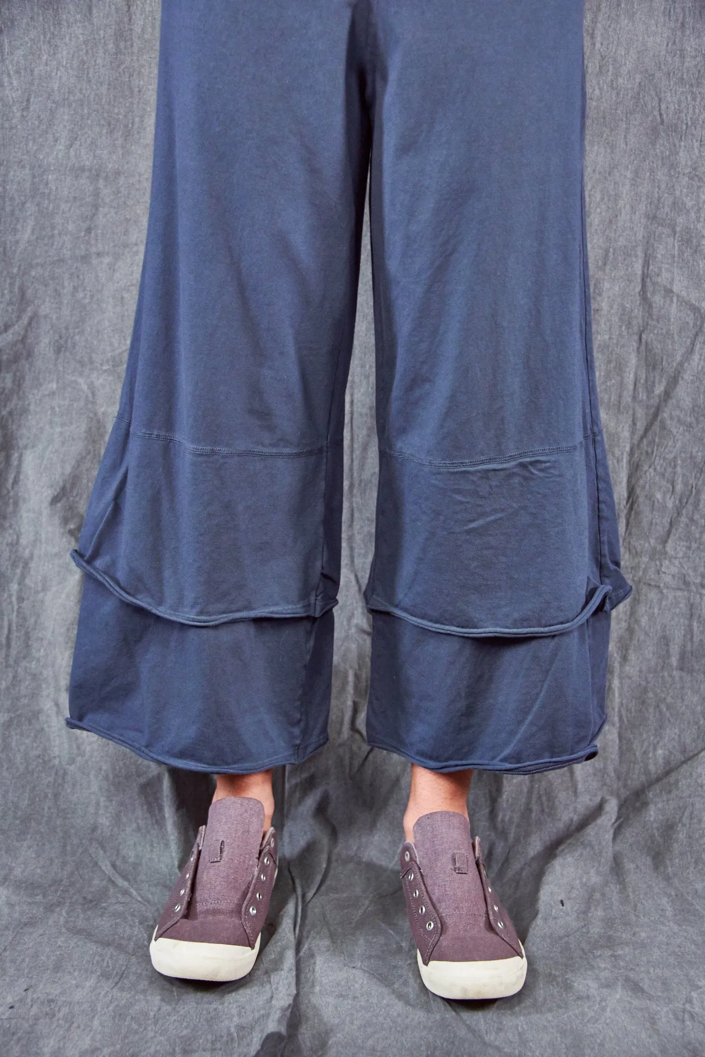 3239 Wide Crop Petaloon Antique Ink-U