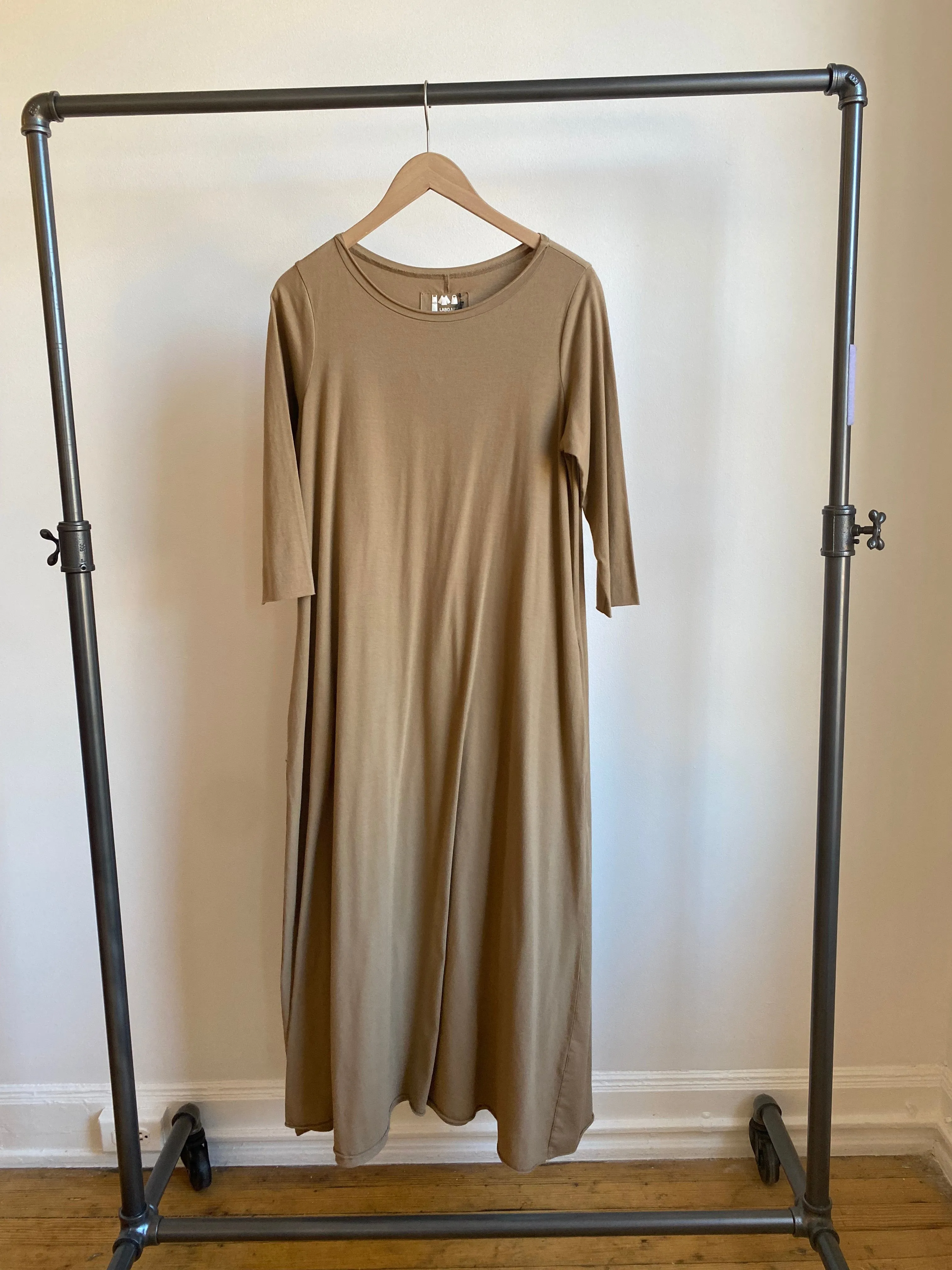 Abito Saba, Jersey Caramel