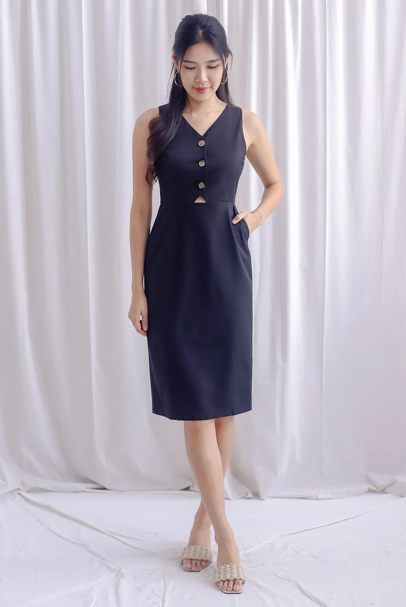 Kinsleigh Waistcoat Dress In Black