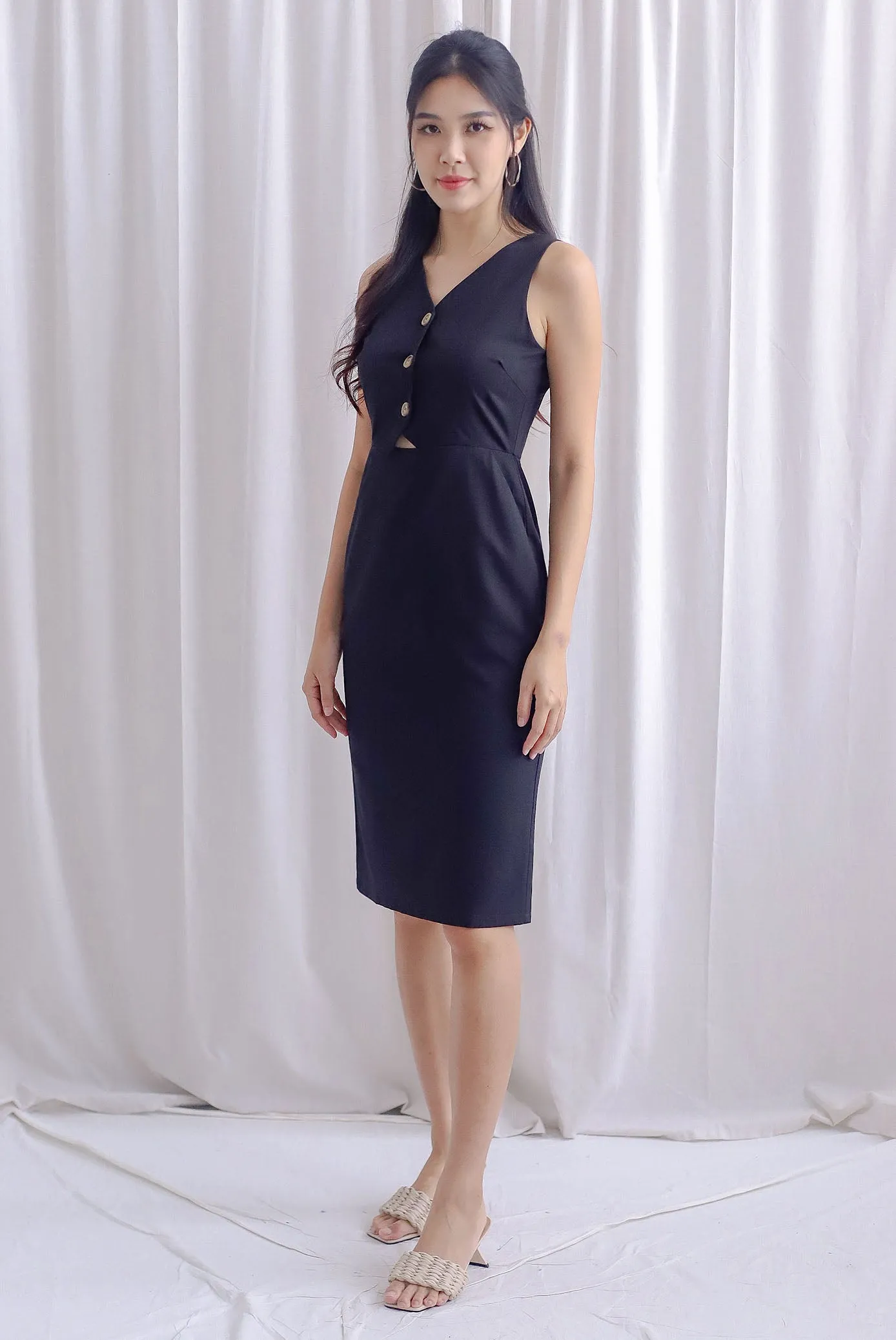 Kinsleigh Waistcoat Dress In Black