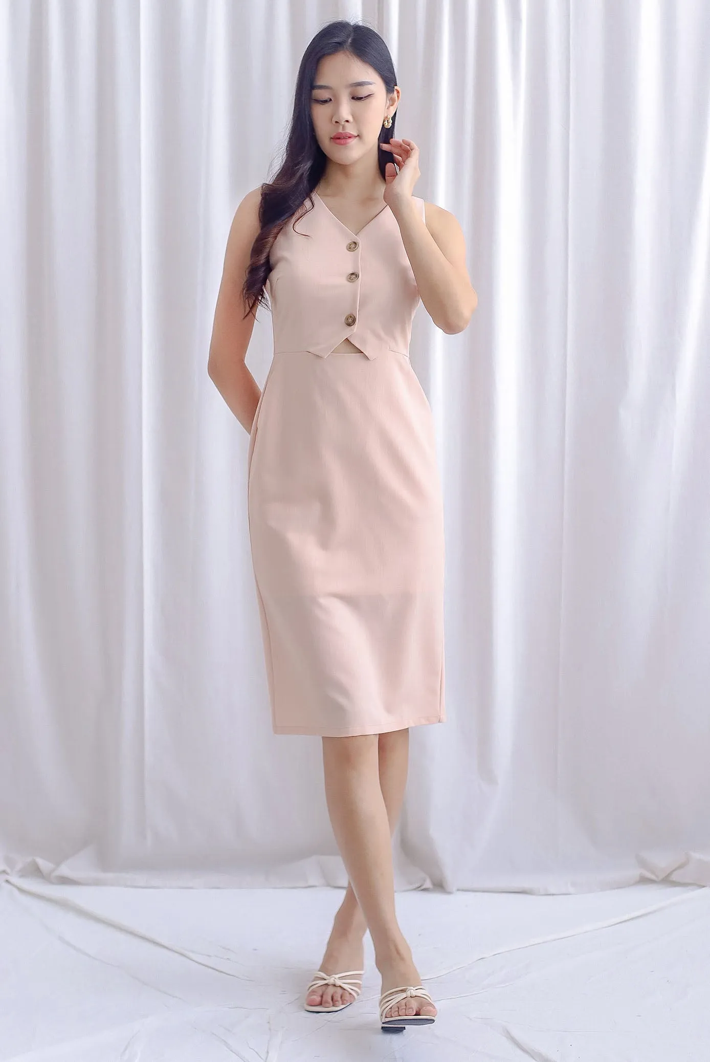 Kinsleigh Waistcoat Dress In Peach