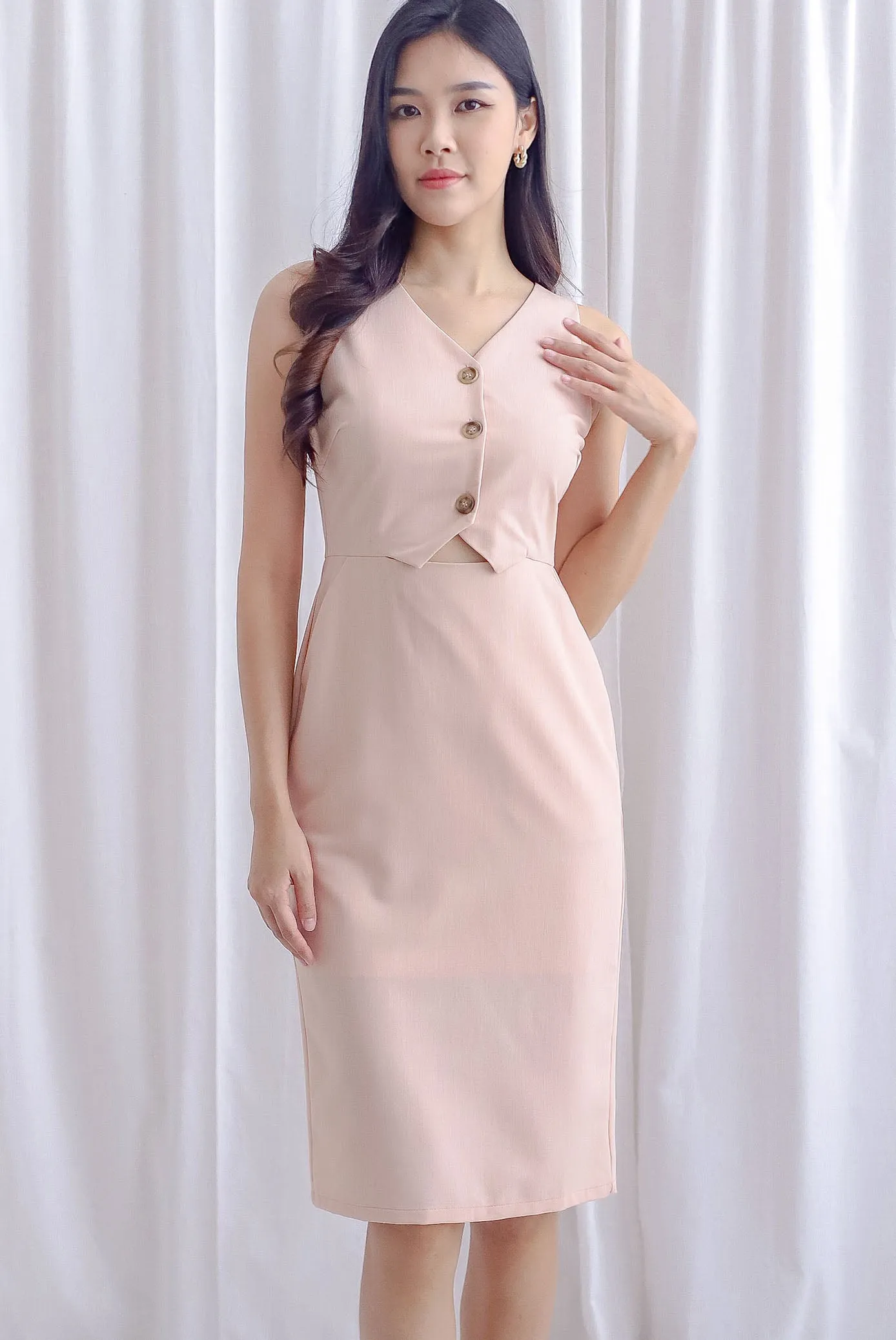 Kinsleigh Waistcoat Dress In Peach