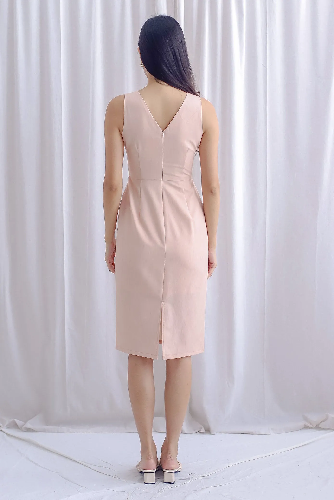 Kinsleigh Waistcoat Dress In Peach