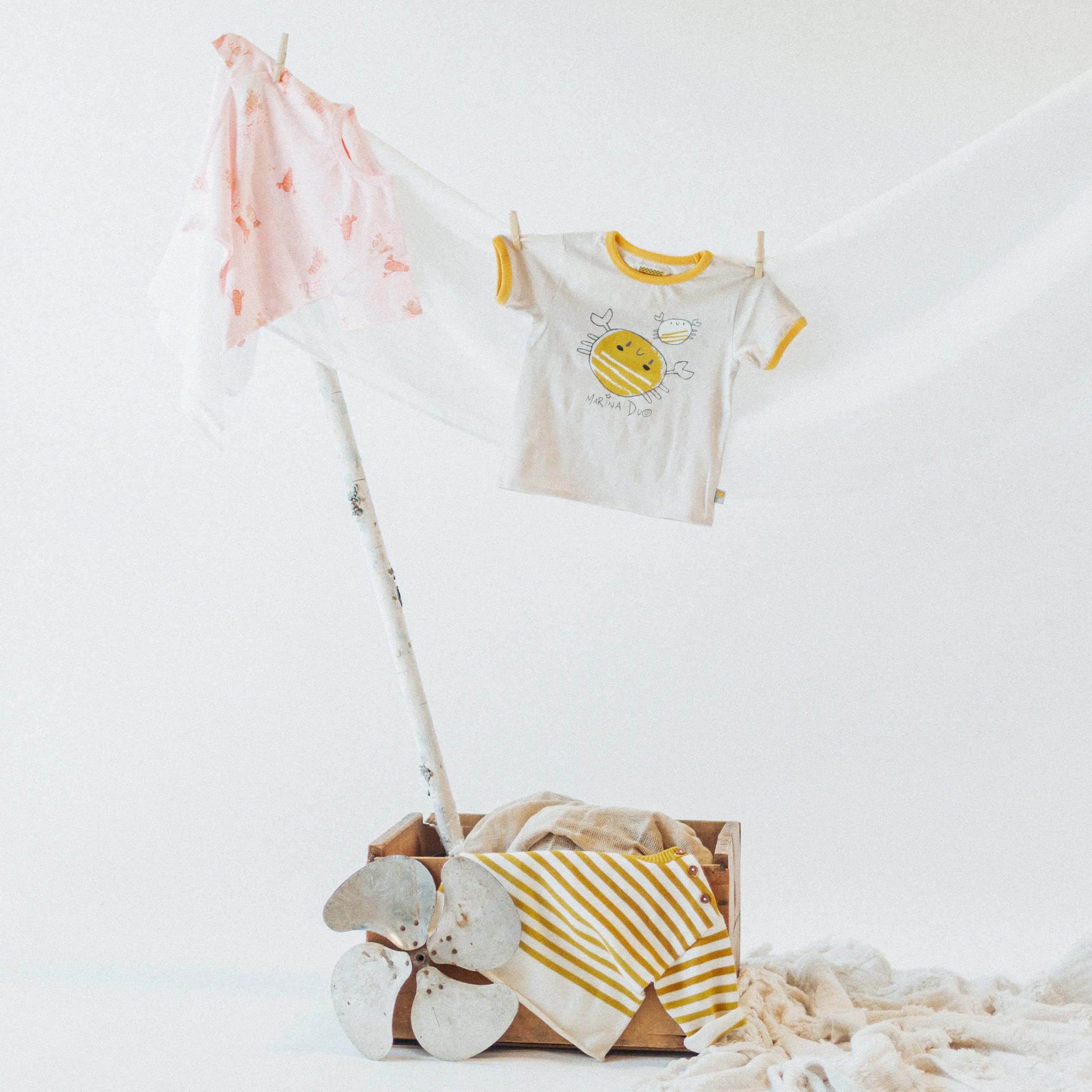 T-shirt crème à manches courtes avec crabes en jersey, bébé || Cream short sleeves t-shirt with crabs in jersey, baby