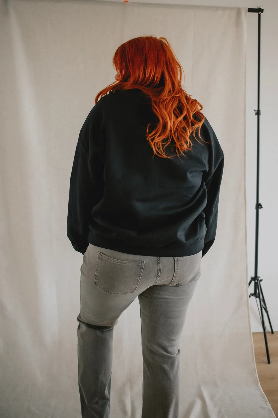 The Mama Heart Pullover Sweatshirt - Black
