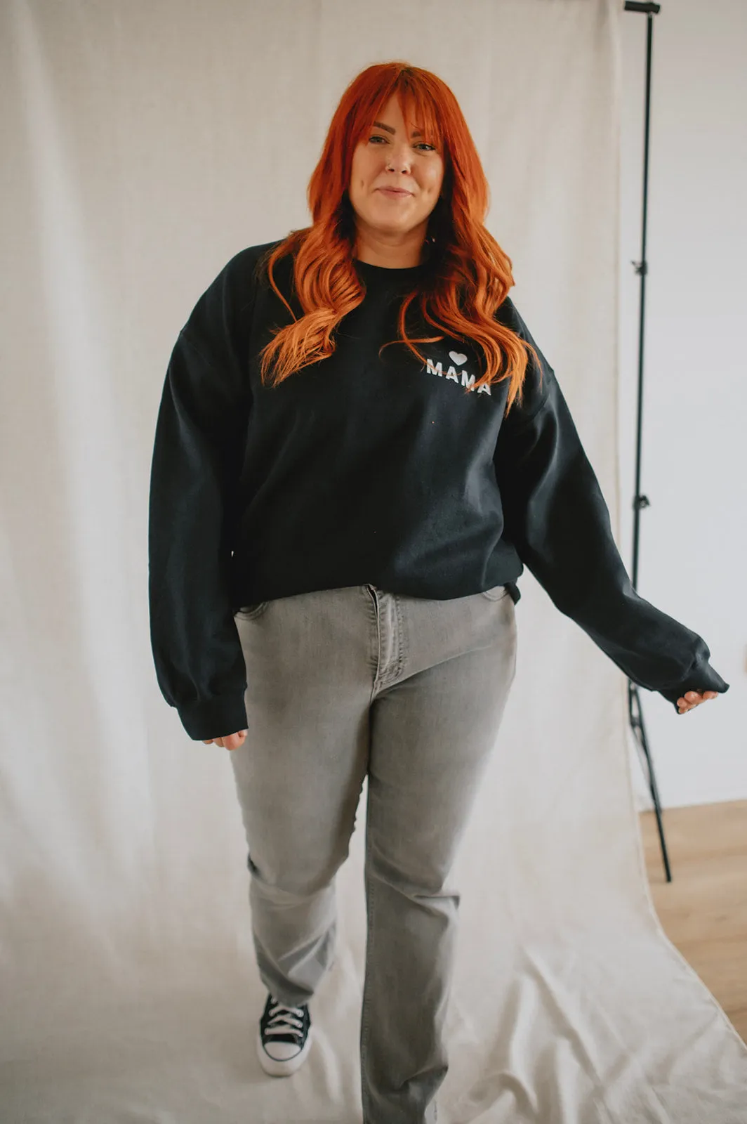 The Mama Heart Pullover Sweatshirt - Black